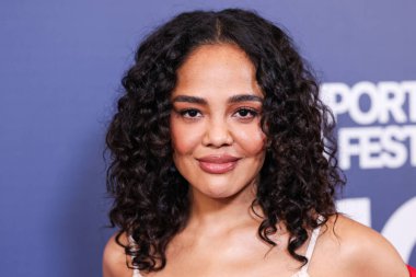 Amerikalı aktris ve müzisyen Tessa Thompson, 26. Newport Sahili Film Festivali Onur ve Variety 'nin 10 İzlenecek Oyuncusu' na 19 Ekim 2025 'te Newport Beach, Orange County, Kaliforniya, ABD' de gerçekleştirildi.. 