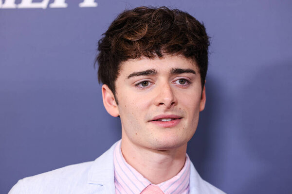 Канадско-американский актёр и предприниматель Ноа Шнапп прибывает на 26-й ежегодный кинофестиваль в Ньюпорт-Бич "Почетные и разнообразные 10 актёров, которых стоит посмотреть", состоявшийся 19 октября 2025 года в Ньюпорт-Бич, округ Ориндж, Калифорния, США.