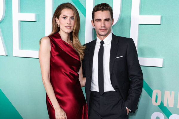 Американская актриса Эллисон Уильямс и американский актер Дэйв Франко прибывают на премьеру фильма "Сожаление о Парамаунт Пикчерз" в Paramount Theatre в студии Paramount Studios 20 октября 2025 года в Голливуде, Лос-Анджелес, Калифорния, США.