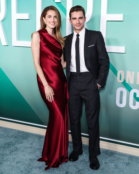 Американская актриса Эллисон Уильямс и американский актер Дэйв Франко прибывают на премьеру фильма "Сожаление о Парамаунт Пикчерз" в Paramount Theatre в студии Paramount Studios 20 октября 2025 года в Голливуде, Лос-Анджелес, Калифорния, США.