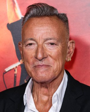 Amerikalı şarkıcı, söz yazarı ve gitarist Bruce Springsteen, Canva tarafından sunulan 2025 AFI (Amerikan Film Enstitüsü) Festivali 'ne 20. yüzyıl stüdyolarının açılış gecesi galası olan Springsteen: Leave Me from Nowhere' e geldi. 