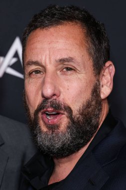 Amerikalı aktör ve komedyen Adam Sandler, 23 Ekim 2025 'te Hollywood, Los Angeles' taki TCL Çin Tiyatrosu IMAX 'te düzenlenen Netflix' in 'Jay Kelly' adlı filminin prömiyeri Canva tarafından sunulan 2025 AFI (Amerikan Film Enstitüsü) festivaline geldi.       