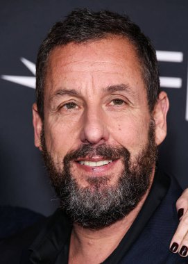 Amerikalı aktör ve komedyen Adam Sandler, 23 Ekim 2025 'te Hollywood, Los Angeles' taki TCL Çin Tiyatrosu IMAX 'te düzenlenen Netflix' in 'Jay Kelly' adlı filminin prömiyeri Canva tarafından sunulan 2025 AFI (Amerikan Film Enstitüsü) festivaline geldi.       