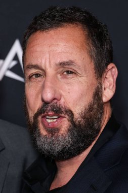 Amerikalı aktör ve komedyen Adam Sandler, 23 Ekim 2025 'te Hollywood, Los Angeles' taki TCL Çin Tiyatrosu IMAX 'te düzenlenen Netflix' in 'Jay Kelly' adlı filminin prömiyeri Canva tarafından sunulan 2025 AFI (Amerikan Film Enstitüsü) festivaline geldi.       