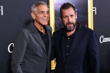 Amerikalı aktör George Clooney ve Amerikalı aktör ve komedyen Adam Sandler, 26 Ekim 2025 'te Hollywood, LA, CA, ABD' de düzenlenen Netflix 'in' Jay Kelly 'adlı filminin prömiyeri Canva tarafından sunulan 2025 AFI Festivali' ne geldiler..