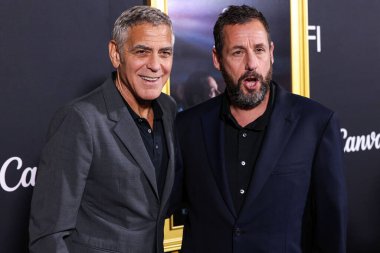 Amerikalı aktör George Clooney ve Amerikalı aktör ve komedyen Adam Sandler, 26 Ekim 2025 'te Hollywood, LA, CA, ABD' de düzenlenen Netflix 'in' Jay Kelly 'adlı filminin prömiyeri Canva tarafından sunulan 2025 AFI Festivali' ne geldiler..