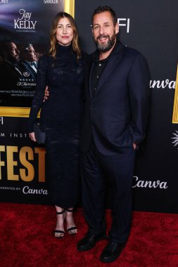 Amerikalı aktris ve eski model Jackie Sandler ve kocası Amerikalı aktör Adam Sandler, 26 Ekim 2025 'te Hollywood, LA, CA' da düzenlenen Netflix 'in' Jay Kelly 'sinin 2025 AFI Fest Sunumuna geldiler. 