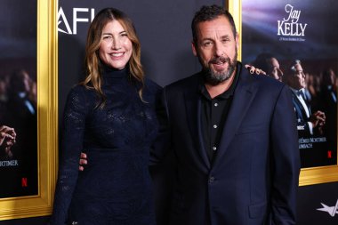 Amerikalı aktris ve eski model Jackie Sandler ve kocası Amerikalı aktör Adam Sandler, 26 Ekim 2025 'te Hollywood, LA, CA' da düzenlenen Netflix 'in' Jay Kelly 'sinin 2025 AFI Fest Sunumuna geldiler. 