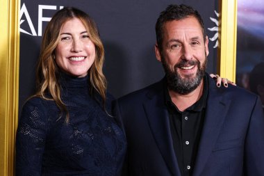 Amerikalı aktris ve eski model Jackie Sandler ve kocası Amerikalı aktör Adam Sandler, 26 Ekim 2025 'te Hollywood, LA, CA' da düzenlenen Netflix 'in' Jay Kelly 'sinin 2025 AFI Fest Sunumuna geldiler. 