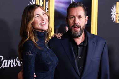 Amerikalı aktris ve eski model Jackie Sandler ve kocası Amerikalı aktör Adam Sandler, 26 Ekim 2025 'te Hollywood, LA, CA' da düzenlenen Netflix 'in' Jay Kelly 'sinin 2025 AFI Fest Sunumuna geldiler. 