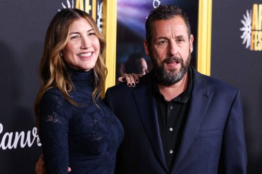 Amerikalı aktris ve eski model Jackie Sandler ve kocası Amerikalı aktör Adam Sandler, 26 Ekim 2025 'te Hollywood, LA, CA' da düzenlenen Netflix 'in' Jay Kelly 'sinin 2025 AFI Fest Sunumuna geldiler. 