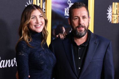 Amerikalı aktris ve eski model Jackie Sandler ve kocası Amerikalı aktör Adam Sandler, 26 Ekim 2025 'te Hollywood, LA, CA' da düzenlenen Netflix 'in' Jay Kelly 'sinin 2025 AFI Fest Sunumuna geldiler. 