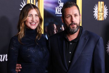 Amerikalı aktris ve eski model Jackie Sandler ve kocası Amerikalı aktör Adam Sandler, 26 Ekim 2025 'te Hollywood, LA, CA' da düzenlenen Netflix 'in' Jay Kelly 'sinin 2025 AFI Fest Sunumuna geldiler. 