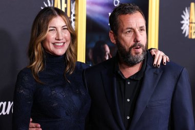 Amerikalı aktris ve eski model Jackie Sandler ve kocası Amerikalı aktör Adam Sandler, 26 Ekim 2025 'te Hollywood, LA, CA' da düzenlenen Netflix 'in' Jay Kelly 'sinin 2025 AFI Fest Sunumuna geldiler. 
