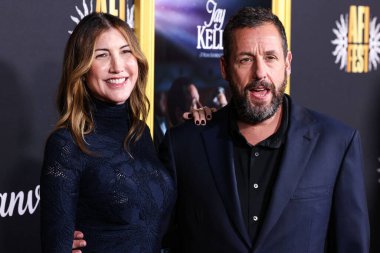 Amerikalı aktris ve eski model Jackie Sandler ve kocası Amerikalı aktör Adam Sandler, 26 Ekim 2025 'te Hollywood, LA, CA' da düzenlenen Netflix 'in' Jay Kelly 'sinin 2025 AFI Fest Sunumuna geldiler. 