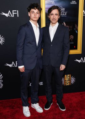 Rohmer Baumbach ve babası, Amerikalı film yapımcısı Noah Baumbach, 23 Ekim 2025 'te Hollywood, LA, CA, ABD' deki TCL Çin Tiyatrosu IMAX 'te düzenlenen Netflix' in 'Jay Kelly' nin 2025 AFI Festivali 'ne geldiler..