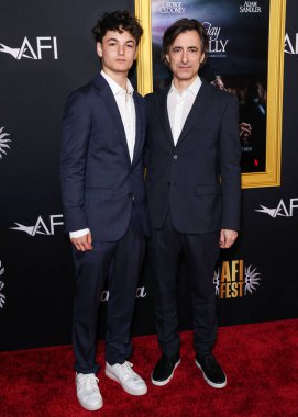 Rohmer Baumbach ve babası, Amerikalı film yapımcısı Noah Baumbach, 23 Ekim 2025 'te Hollywood, LA, CA, ABD' deki TCL Çin Tiyatrosu IMAX 'te düzenlenen Netflix' in 'Jay Kelly' nin 2025 AFI Festivali 'ne geldiler..