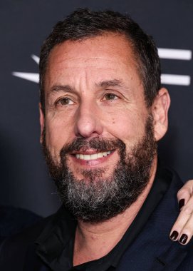 Amerikalı aktör ve komedyen Adam Sandler, 23 Ekim 2025 'te Hollywood, Los Angeles' taki TCL Çin Tiyatrosu IMAX 'te düzenlenen Netflix' in 'Jay Kelly' adlı filminin prömiyeri Canva tarafından sunulan 2025 AFI (Amerikan Film Enstitüsü) festivaline geldi.       