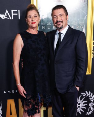 Amber Freeman ve Amerikalı senarist ve yapımcı James Vanderbilt, Canva tarafından sunulan 2025 AFI Fest 'e geldiler - Sony Pictures Classics' Nuremberg 'in galası 24 Ekim 2025' de Hollywood, LA, CA