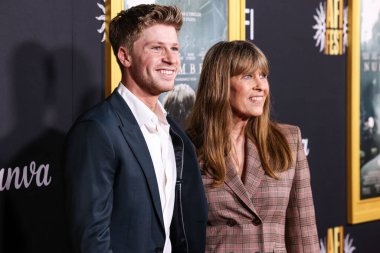 Avustralyalı vahşi yaşam fotoğrafçısı, çevreci, TV sunucusu, aktör ve hayvan bakıcısı Robert Irwin ve anne / Amerikalı ve Avustralyalı çevreci, televizyon kişiliği, yazar ve hayvan bakıcısı Terri Irwin 2025 AFI 'ye geldiler. 