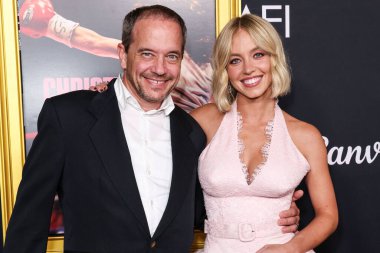 Steven Sweeney ve Sydney Sweeney özel bir Miu Miu elbisesi giyerek 25 Ekim 2025 'te Hollywood, Los Angeles, Kaliforniya, ABD' de bulunan TCL Çin Tiyatrosu IMAX 'te düzenlenen Canva - Black Bear' ın 'Christy' sinin 2025 AFI Festivali 'ne geldiler.