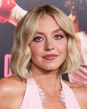 Özel yapım Miu Miu elbisesi giyen Amerikalı aktris ve yapımcı Sydney Sweeney, 25 Ekim 2025 'te Hollywood, LA, CA' da TCL Çin Tiyatrosu IMAX 'te düzenlenen Kanva tarafından sunulan 2025 AFI Festivali - Black Bear' ın 'Christy' sinin galasına geldi.       