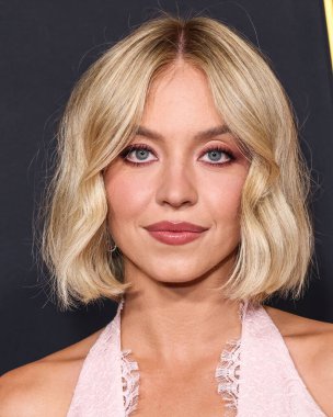Özel yapım Miu Miu elbisesi giyen Amerikalı aktris ve yapımcı Sydney Sweeney, 25 Ekim 2025 'te Hollywood, LA, CA' da TCL Çin Tiyatrosu IMAX 'te düzenlenen Kanva tarafından sunulan 2025 AFI Festivali - Black Bear' ın 'Christy' sinin galasına geldi.       