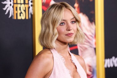 Özel yapım Miu Miu elbisesi giyen Amerikalı aktris ve yapımcı Sydney Sweeney, 25 Ekim 2025 'te Hollywood, LA, CA' da TCL Çin Tiyatrosu IMAX 'te düzenlenen Kanva tarafından sunulan 2025 AFI Festivali - Black Bear' ın 'Christy' sinin galasına geldi.       