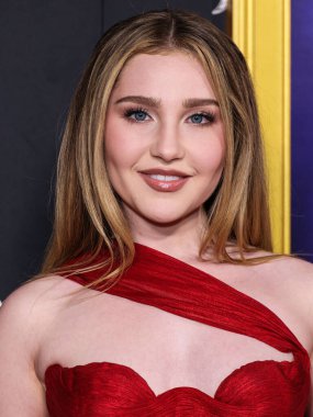 Amerikalı aktris Ella Anderson, Canva tarafından sunulan 2025 AFI (Amerikan Film Enstitüsü) Festivali 'ne 26 Ekim 2025' te Hollywood 'daki TCL Çin Tiyatrosu IMAX' ta düzenlenen Odak Özellikleri 'nin' Song Sung Blue 'galası ile geldi.