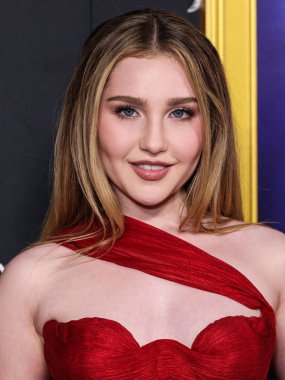 Amerikalı aktris Ella Anderson, Canva tarafından sunulan 2025 AFI (Amerikan Film Enstitüsü) Festivali 'ne 26 Ekim 2025' te Hollywood 'daki TCL Çin Tiyatrosu IMAX' ta düzenlenen Odak Özellikleri 'nin' Song Sung Blue 'galası ile geldi.