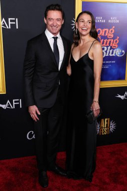 Avustralyalı aktör, şarkıcı ve yapımcı Hugh Jackman ve yapımcı Sutton Foster Galvan elbisesi, Christian Louboutin ayakkabıları, Whiting ve Davis çantası, Sheryl Lowe yüzüğü, Nancy Newberg küpeleri ve Gabriel ve Co. bileziği ile 2025 yılına gelinir.