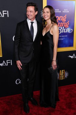 Avustralyalı aktör, şarkıcı ve yapımcı Hugh Jackman ve yapımcı Sutton Foster Galvan elbisesi, Christian Louboutin ayakkabıları, Whiting ve Davis çantası, Sheryl Lowe yüzüğü, Nancy Newberg küpeleri ve Gabriel ve Co. bileziği ile 2025 yılına gelinir.