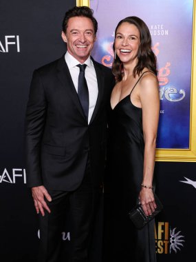 Avustralyalı aktör, şarkıcı ve yapımcı Hugh Jackman ve yapımcı Sutton Foster Galvan elbisesi, Christian Louboutin ayakkabıları, Whiting ve Davis çantası, Sheryl Lowe yüzüğü, Nancy Newberg küpeleri ve Gabriel ve Co. bileziği ile 2025 yılına gelinir.