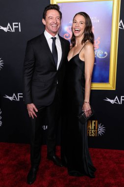 Avustralyalı aktör, şarkıcı ve yapımcı Hugh Jackman ve yapımcı Sutton Foster Galvan elbisesi, Christian Louboutin ayakkabıları, Whiting ve Davis çantası, Sheryl Lowe yüzüğü, Nancy Newberg küpeleri ve Gabriel ve Co. bileziği ile 2025 yılına gelinir.