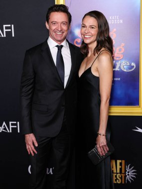 Avustralyalı aktör, şarkıcı ve yapımcı Hugh Jackman ve yapımcı Sutton Foster Galvan elbisesi, Christian Louboutin ayakkabıları, Whiting ve Davis çantası, Sheryl Lowe yüzüğü, Nancy Newberg küpeleri ve Gabriel ve Co. bileziği ile 2025 yılına gelinir.