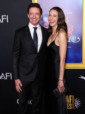 Avustralyalı aktör, şarkıcı ve yapımcı Hugh Jackman ve yapımcı Sutton Foster Galvan elbisesi, Christian Louboutin ayakkabıları, Whiting ve Davis çantası, Sheryl Lowe yüzüğü, Nancy Newberg küpeleri ve Gabriel ve Co. bileziği ile 2025 yılına gelinir.