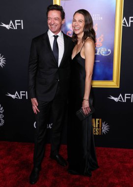 Avustralyalı aktör, şarkıcı ve yapımcı Hugh Jackman ve yapımcı Sutton Foster Galvan elbisesi, Christian Louboutin ayakkabıları, Whiting ve Davis çantası, Sheryl Lowe yüzüğü, Nancy Newberg küpeleri ve Gabriel ve Co. bileziği ile 2025 yılına gelinir.