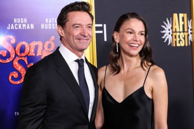 Avustralyalı aktör, şarkıcı ve yapımcı Hugh Jackman ve yapımcı Sutton Foster Galvan elbisesi, Christian Louboutin ayakkabıları, Whiting ve Davis çantası, Sheryl Lowe yüzüğü, Nancy Newberg küpeleri ve Gabriel ve Co. bileziği ile 2025 yılına gelinir.