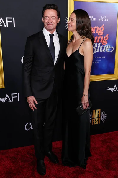 Avustralyalı aktör, şarkıcı ve yapımcı Hugh Jackman ve yapımcı Sutton Foster Galvan elbisesi, Christian Louboutin ayakkabıları, Whiting ve Davis çantası, Sheryl Lowe yüzüğü, Nancy Newberg küpeleri ve Gabriel ve Co. bileziği ile 2025 yılına gelinir.