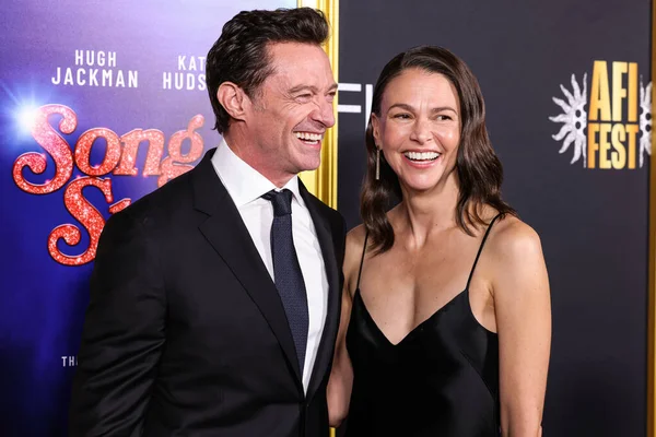 Avustralyalı aktör, şarkıcı ve yapımcı Hugh Jackman ve yapımcı Sutton Foster Galvan elbisesi, Christian Louboutin ayakkabıları, Whiting ve Davis çantası, Sheryl Lowe yüzüğü, Nancy Newberg küpeleri ve Gabriel ve Co. bileziği ile 2025 yılına gelinir.