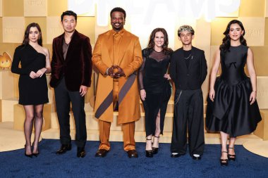 Cristin Milioti, Simu Liu, Craig Robinson, Gia Carides, Elias Janssen ve Jolie Hoang-Rappaport Netflix 'in' In Your Dreams 'adlı filminin dünya prömiyerine 28 Ekim 2025' te Hollywood, Los Angeles 'ta düzenlenen Hollywood' taki Mısır Tiyatrosu 'na geldiler.      