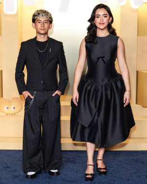 Amerikalı aktör Elias Janssen ve Amerikalı aktris Jolie Hoang-Rappaport, 28 Ekim 2025 'te Hollywood' da düzenlenen Netflix 'in 