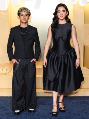 Amerikalı aktör Elias Janssen ve Amerikalı aktris Jolie Hoang-Rappaport, 28 Ekim 2025 'te Hollywood' da düzenlenen Netflix 'in 