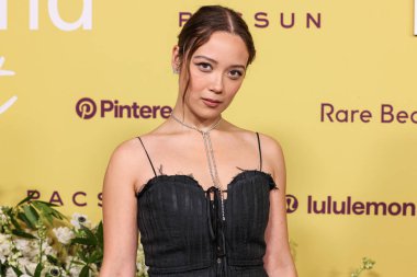 İzlandalı-Çinli şarkıcı ve çok enstrümanlı Laufey, Selena Gomez 'in 29 Ekim 2025' te Hollywood, Los Angeles, Kaliforniya, ABD 'deki Nya stüdyolarında düzenlediği 3. Yıllık Ender Etki Fonu Yardım 2025' e geldi..