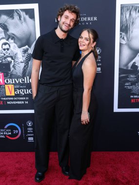 Fransız aktör Aubry Dullin ve Jade Menard, 30 Ekim 2025 'te Los Angeles' ta bulunan The Directors Guild of America 'daki DGA Tiyatro Kompleksi' nde düzenlenen Netflix 'in' Nouvelle Vague 'in Orta Gösterimi 2025 Amerikan Film Festivali' ne geldiler.  