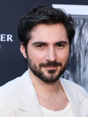 Fransız aktör Guillaume Marbeck, 30 Ekim 2025 'te Los Angeles, Kaliforniya' da bulunan Amerika Yönetmenler Birliği 'ndeki DGA Tiyatro Kompleksi' nde düzenlenen Netflix 'in' Nouvelle Vague 'adlı filminin en önemli gösterimi olan 2025 Amerikan Film Festivali' ne geldi.  