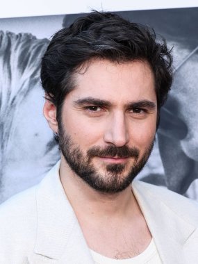 Fransız aktör Guillaume Marbeck, 30 Ekim 2025 'te Los Angeles, Kaliforniya' da bulunan Amerika Yönetmenler Birliği 'ndeki DGA Tiyatro Kompleksi' nde düzenlenen Netflix 'in' Nouvelle Vague 'adlı filminin en önemli gösterimi olan 2025 Amerikan Film Festivali' ne geldi.  