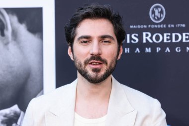 Fransız aktör Guillaume Marbeck, 30 Ekim 2025 'te Los Angeles, Kaliforniya' da bulunan Amerika Yönetmenler Birliği 'ndeki DGA Tiyatro Kompleksi' nde düzenlenen Netflix 'in' Nouvelle Vague 'adlı filminin en önemli gösterimi olan 2025 Amerikan Film Festivali' ne geldi.  