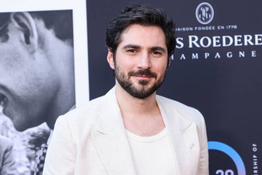 Fransız aktör Guillaume Marbeck, 30 Ekim 2025 'te Los Angeles, Kaliforniya' da bulunan Amerika Yönetmenler Birliği 'ndeki DGA Tiyatro Kompleksi' nde düzenlenen Netflix 'in' Nouvelle Vague 'adlı filminin en önemli gösterimi olan 2025 Amerikan Film Festivali' ne geldi.  