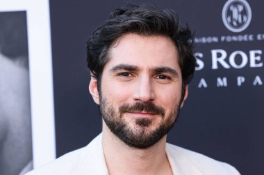 Fransız aktör Guillaume Marbeck, 30 Ekim 2025 'te Los Angeles, Kaliforniya' da bulunan Amerika Yönetmenler Birliği 'ndeki DGA Tiyatro Kompleksi' nde düzenlenen Netflix 'in' Nouvelle Vague 'adlı filminin en önemli gösterimi olan 2025 Amerikan Film Festivali' ne geldi.  